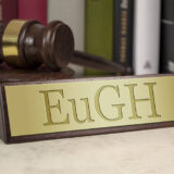 Ein Schreibtischschild mit EuGH-Schriftzug und ein Richterhammer