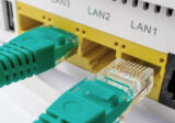 Grünes Lan-Kabel wird in Router gesteckt