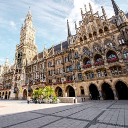 Rathaus in München mit Platz