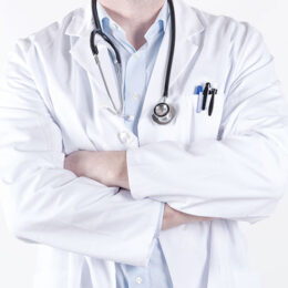 Arzt verschränkt Arme in weißem Kittel