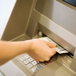 Geldabhebung am Bankautomaten