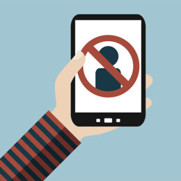 Person hält Handy in der Hand mit gesperrter Person