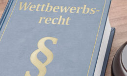 Blaues Buch mit dem Titel Wettbewerbsrecht und Paragraphenzeichen.