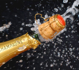 Knallende Champagnerflasche