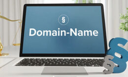 Auf einem laptopbildschrim ist die Aufschrift Domain-Name zu lesen