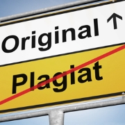 Fotolia_30156616, Ortsschild das anzeigt das hier das Plagiat endet und jetzt das Original beginnt