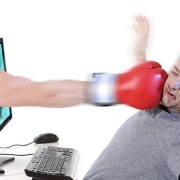 Internet Mobbing Boxhandschuh aus Monitor schlägt Mann ins Gesicht