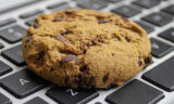 Cookie auf einer Laptop-Tastatur