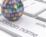 Weltkugel mit Domainendungen auf einer Tastatur