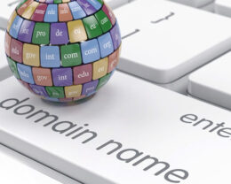 Weltkugel mit Domainendungen auf einer Tastatur