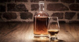 Whisky Flasche mit Nosing Glas