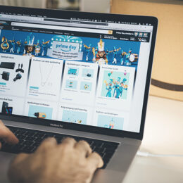 Laptopbildschirm, auf dem die Internetseite Amazon geöffnet ist