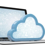 Ein Cloud-Symbol, das auf der Tastatur eines Laptops steht