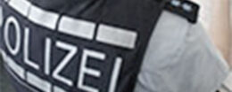Rücken von einer Polizistin zu sehen