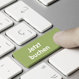 Grüne Taste auf Tastatur, auf der "Jetzt buchen" steht