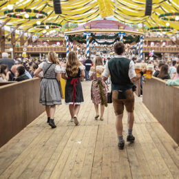 Tracht auf Oktoberfest in München im Festzelt