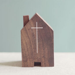 Holzhäuschen mit einem Kreuz
