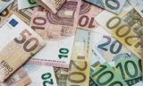 Verschiedene Euro-Scheine auf einem Haufen
