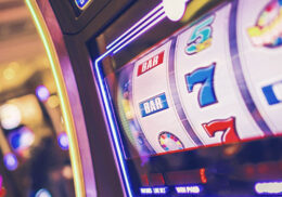 Glücksspielautomat in einer Spielhalle
