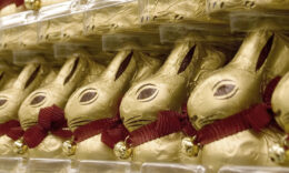 Goldene Lindt-Osterhasen nebeneinander