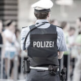 Polizeibeamter überwacht Menschenmenge