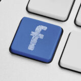 Facebook F auf einer blauen Taste einer Tastatur