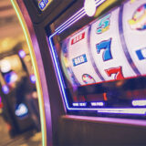 Glücksspielautomat zeigt die Nummer 7 an
