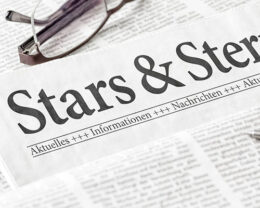 Zeitung mit der Überschrift Stars und Sternchen