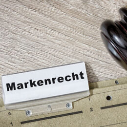 Aktendeckel mit Schild, auf dem "Markenrecht" steht