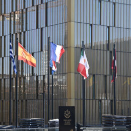 Außenfassade des Europäischen Gerichtshof mit Flaggen der Mitgliedsstaaten.