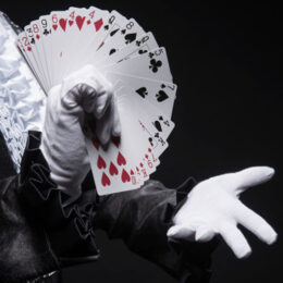 Zauber zeigt Kartendeck für Zaubertrick
