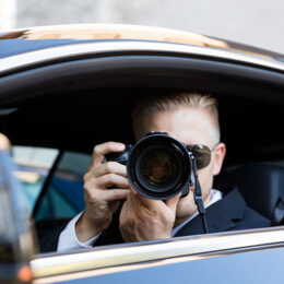 Mann fotografiert aus dem Auto