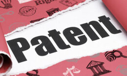 Schriftzug "Patent" unter der aufgerissenen Stelle eines roten Papierumschlags