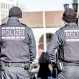 Zwei Polizeibeamte im öffentlichen Raum