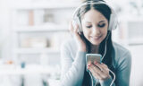 Frau hört mit ihrem Handy Musik