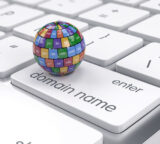 Tastatur mit Schrift Domain Name und Weltkugel mit Buchstaben