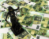 Schwarzgoldene Justitia auf Einhundert Euro Scheinen