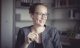 Prof. Dr. Specht-Riemenschneider lächelt in die Kamera
