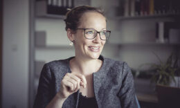 Prof. Dr. Specht-Riemenschneider lächelt in die Kamera