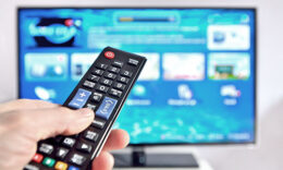 Fernbedienung vor Smart-TV
