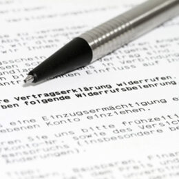 Text einer Widerrufserklärung auf dem ein Kugelschreiber liegt