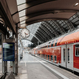 leerer Bahnsteig mit Uhr