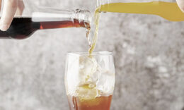 Glas in das Cola und Fanta gemischt wird