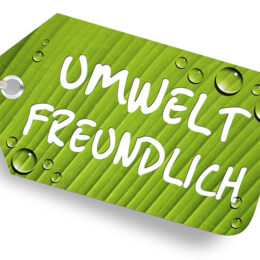 Auf einem Ettikett steht umweldfreundlich und es sind Wassertropfen darauf