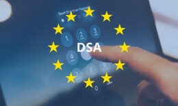 Im Hintergrund sieht man, wie ein Finger einen Passcode auf einem Tablet eintippt. Darüber werden die Sterne der Europäischen Union gezeigt, in deren Mitte "DSA" steht.