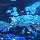 Man sieht das digitale Europa, auf dem kleine gelbe Sterne liegen, die zueinander vernetzt sind.