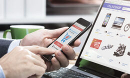 Mann beim Onlineshopping am Laptop