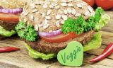 Veganer Burger auf einem Brett