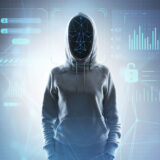 Person, die einen grauen Hoodie anhat und deren Gesicht man nicht sieht. Darum sind verschiedene technologische Symbole angeordnet.